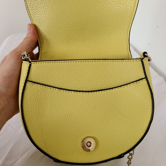 SOLD - GUESS - Small yellow handbag - Picture 4 of 10